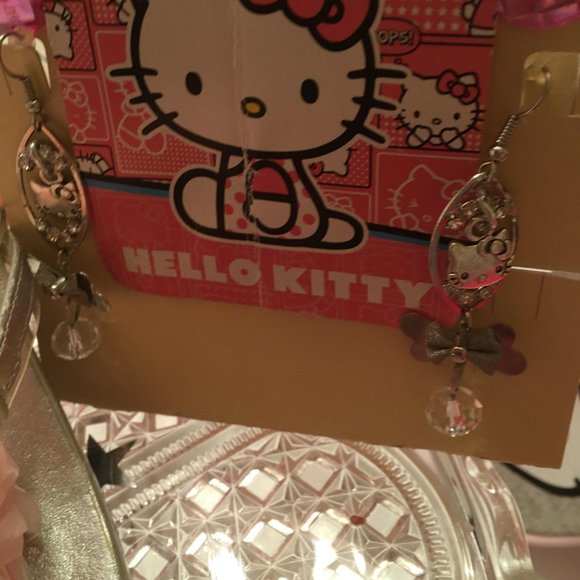 ADORABLE kitten heels and earings with hello kitty and crystal details! - Picture 6 of 11